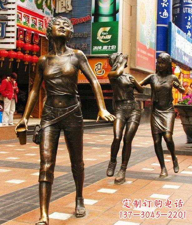 内江步行街逛街的女孩人物铜雕
