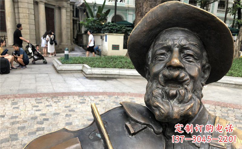 内江步行街拉小提琴的老人景观铜雕