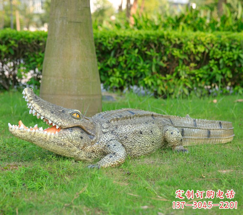 内江草坪动物雕塑,玻璃钢仿真鳄鱼