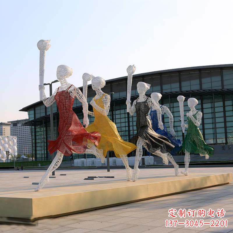 内江城市街道广场持火炬跑步的美女雕塑