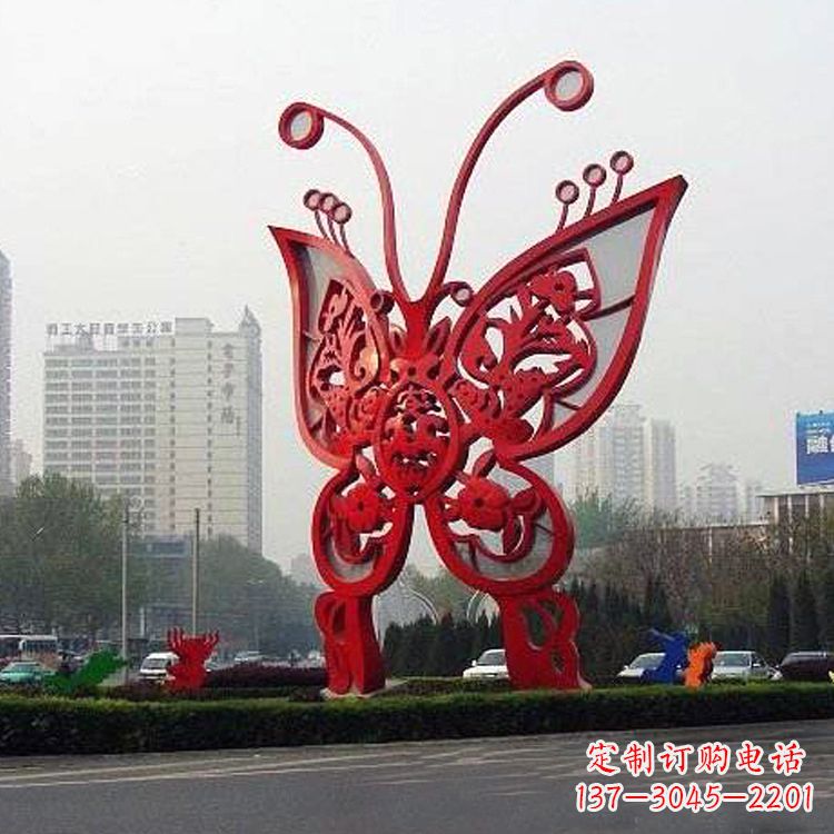 内江绿化带上的大型红色蝴蝶雕塑