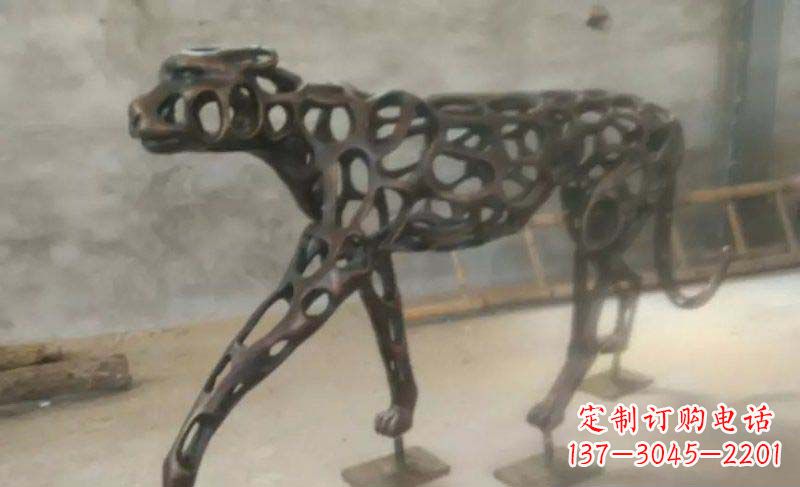 内江珍贵的豹雕塑——金钱豹公园的标志