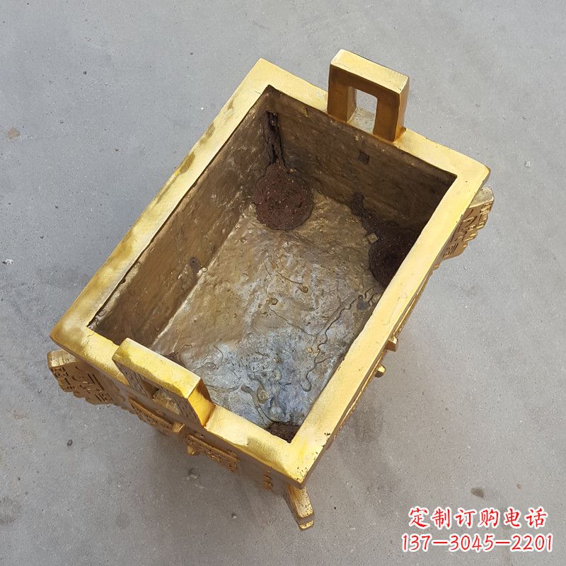 内江以纯铜铸造的金色香炉鼎
