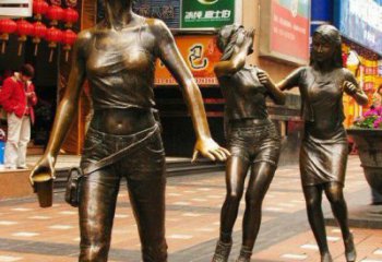 内江步行街逛街的女孩以铜雕的形式永久保存