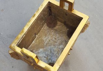 内江以纯铜铸造的金色香炉鼎