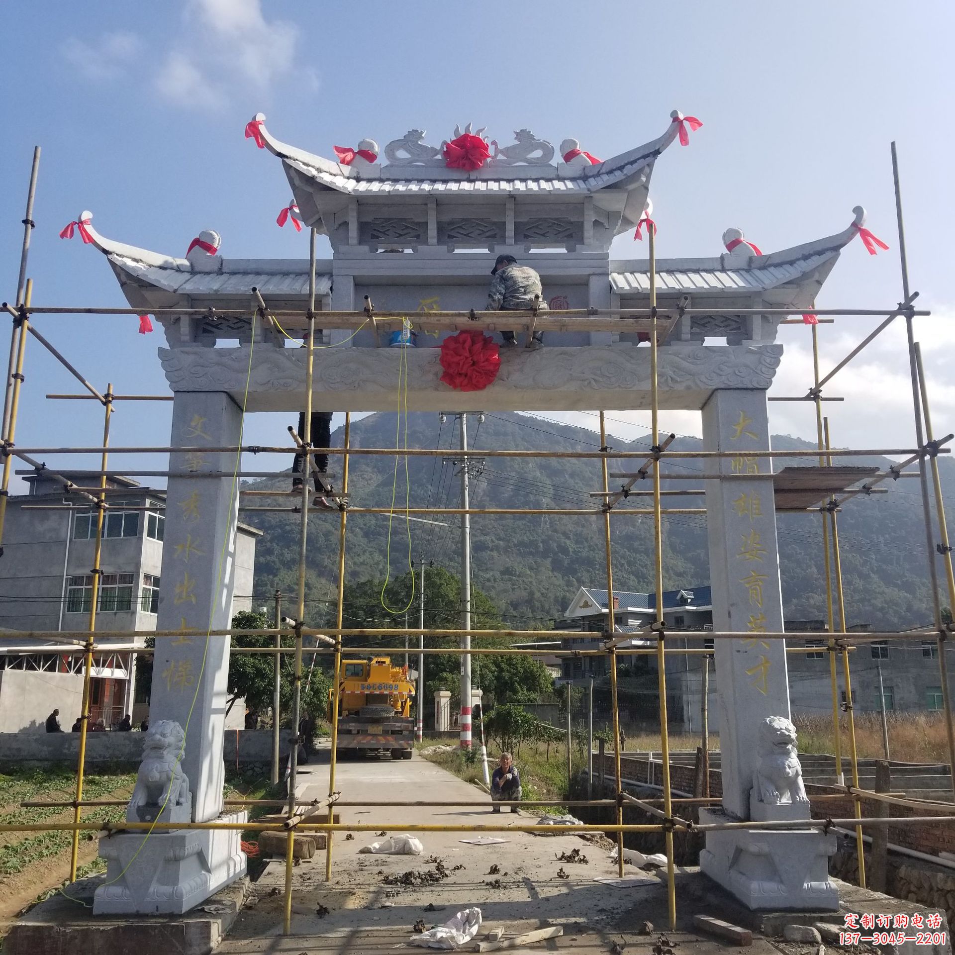 内江精美的牌坊雕塑,点亮村口