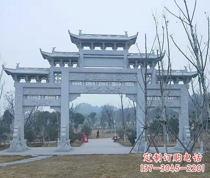 内江村口三门石雕牌楼古朴华丽