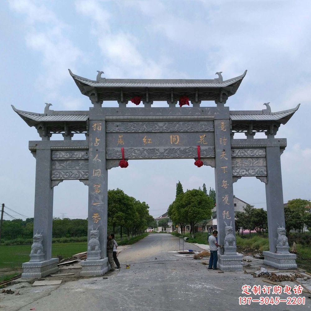 内江青石三门牌坊雕塑传承中国古典文化