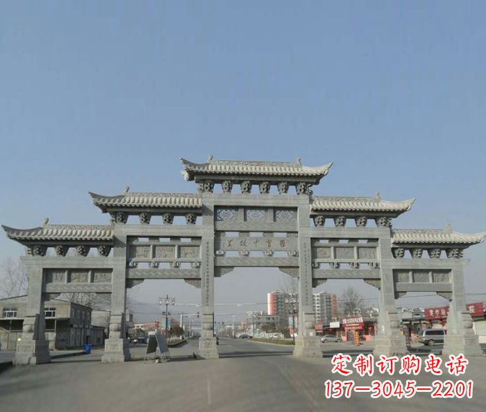 内江传承精美工艺的大型五门石雕牌坊