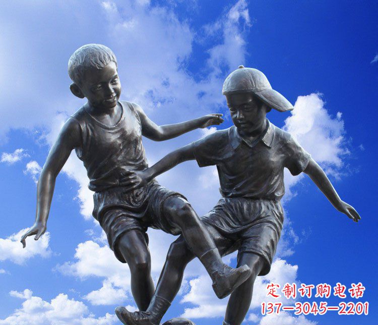 内江儿童踢球校园玻璃钢仿铜景观雕塑