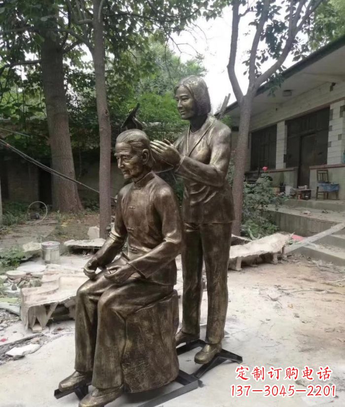内江纪念母亲的传统铜雕梳头人物