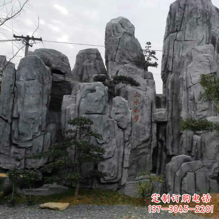 内江GRC塑石假山雕塑--营造一片芳草如茵的大自然风景