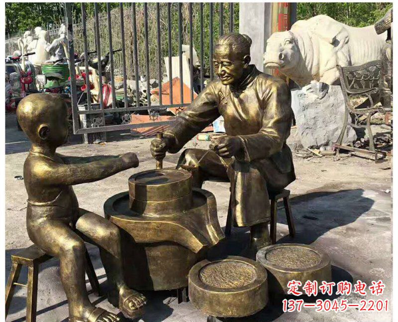 内江传承传统,细节丰富的把老人磨豆浆雕塑