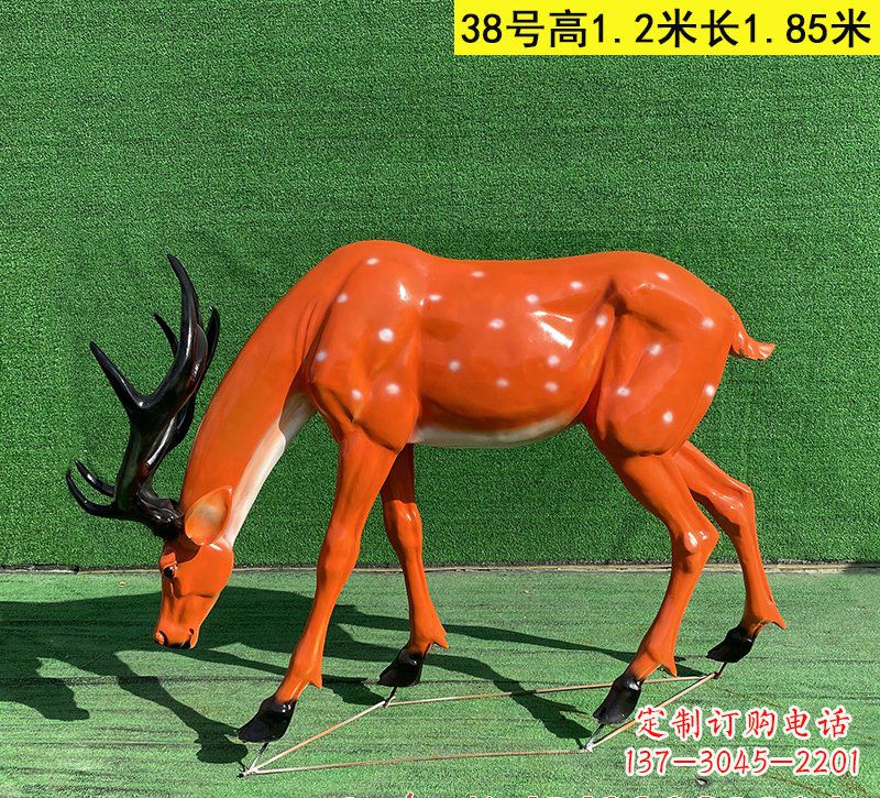 内江以玻璃钢精心制作的梅花鹿雕塑