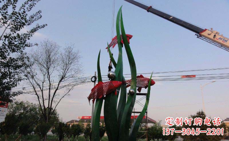 内江公园不锈钢鲤鱼和海草雕塑