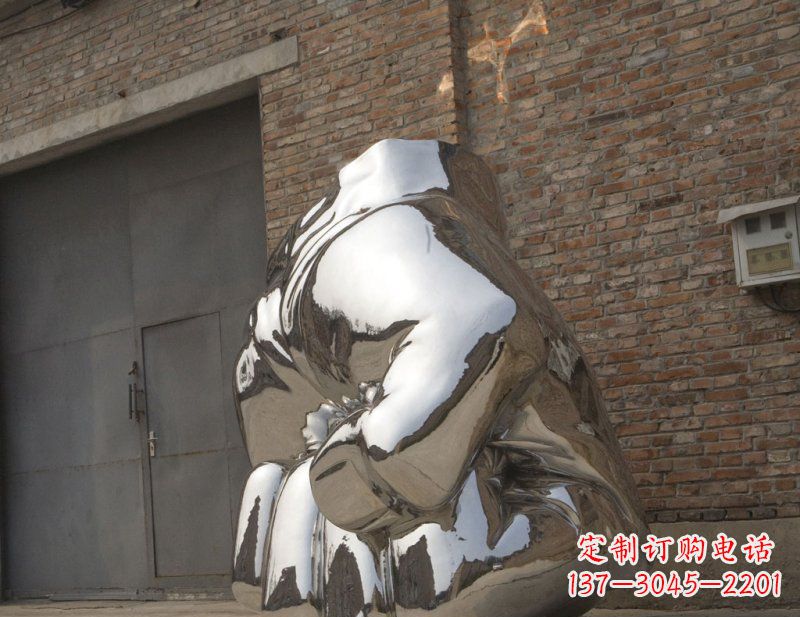 内江冰冷威力,让精神抖动的不锈钢拳头雕塑