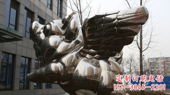 内江精美不锈钢大翅膀猪景观雕塑