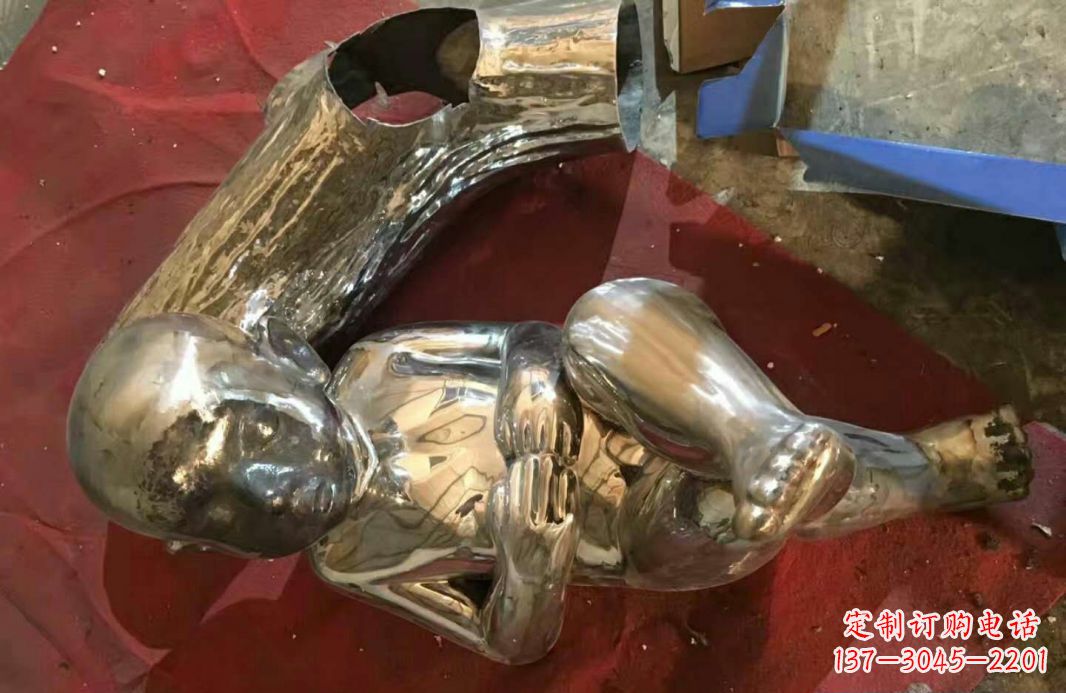 内江公园不锈钢枕着木头睡觉的儿童雕塑