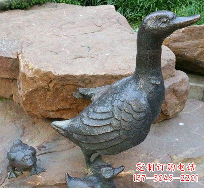 内江公园动物鸭子铜雕