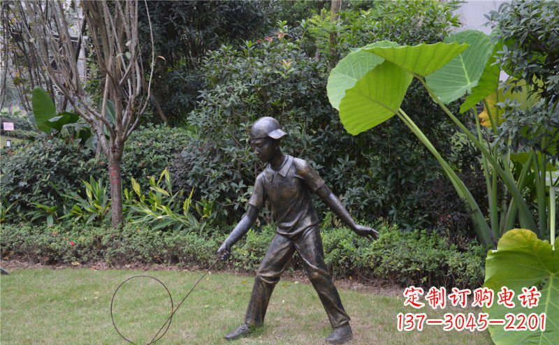 内江铜雕“小男孩滚铁环”