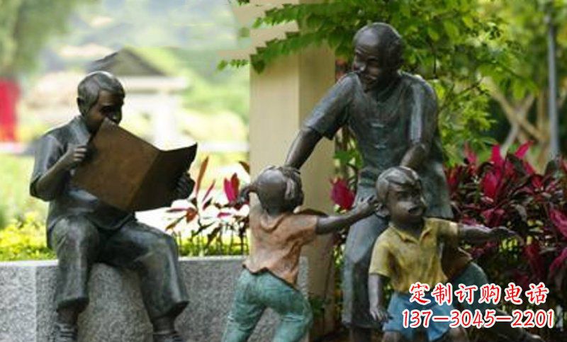 内江爷爷陪伴小孩的铜雕
