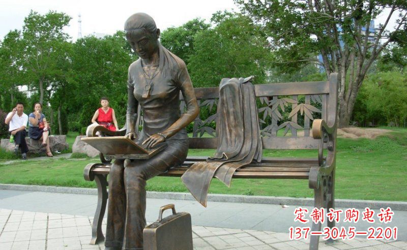 内江公园看电脑的女孩人物铜雕