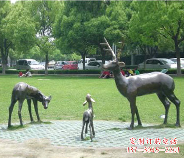 内江梦幻般的雕塑——梅花鹿一家三口铜雕