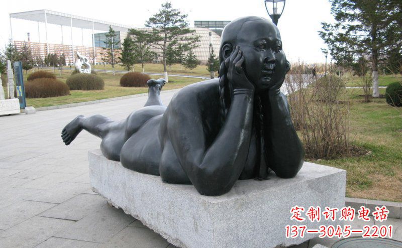 内江趴着的胖女孩铜雕塑