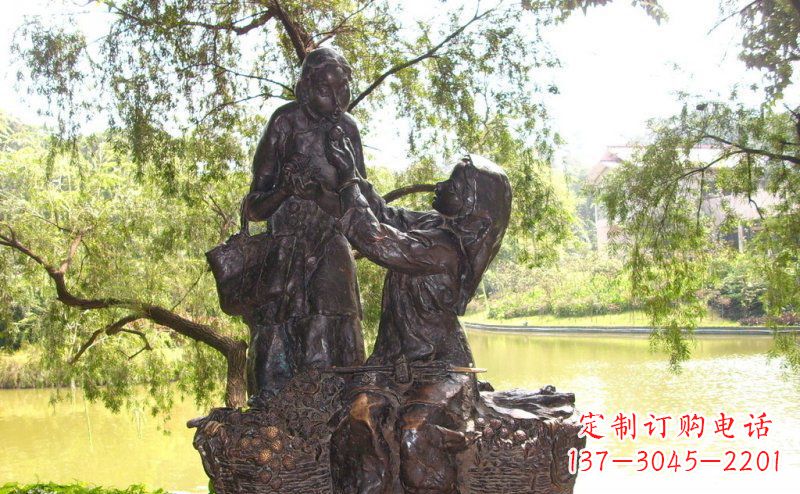 内江温馨铜雕公园里喂母亲吃荔枝的女孩