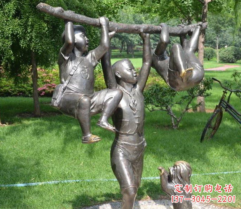 内江公园捉着树枝玩耍的小孩小品铜雕