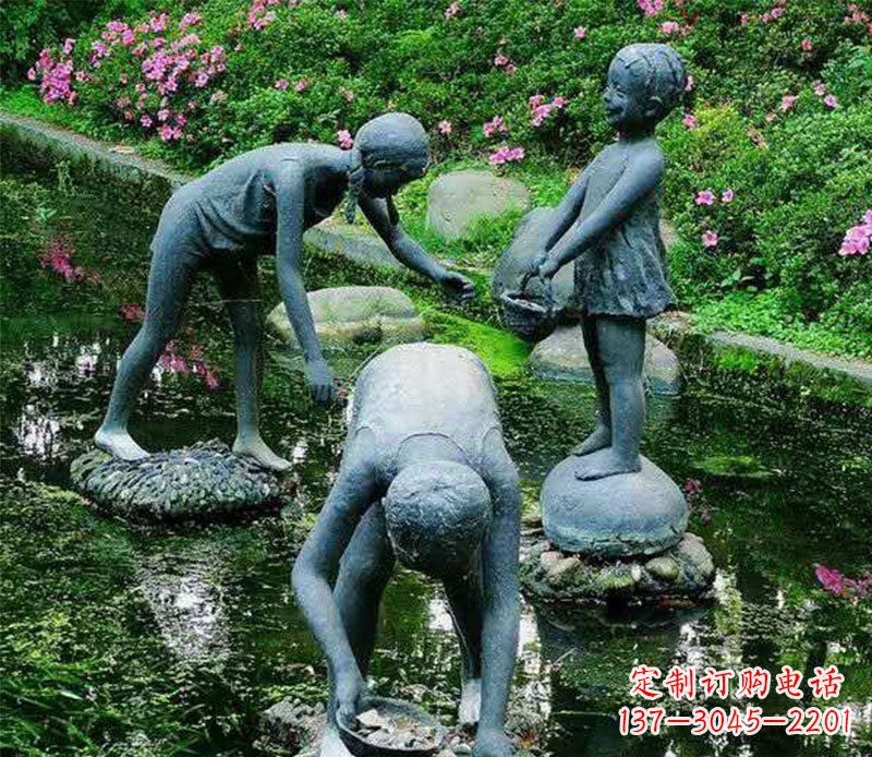 内江公园捉螃蟹的小孩小品铜雕