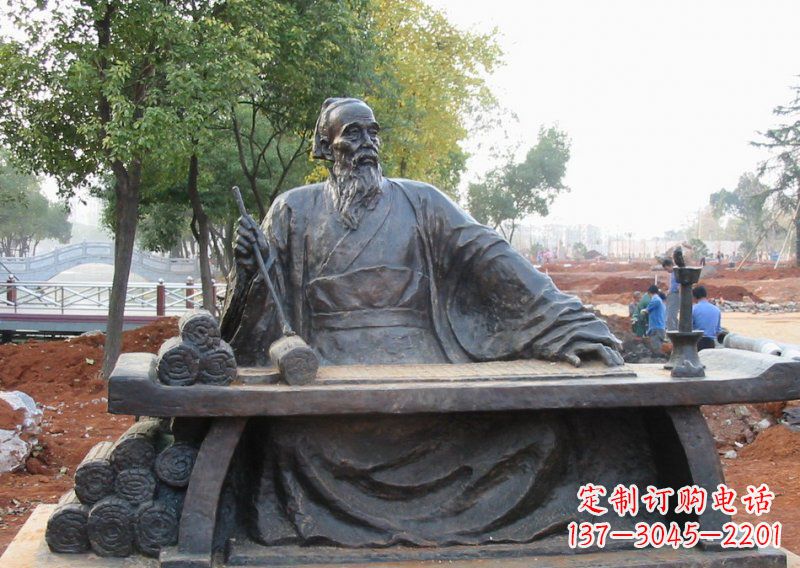 内江用传统工艺精心雕刻的张仲景铜雕