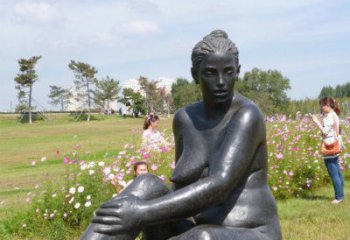 内江中领雕塑给公园增添开心的女人铜雕