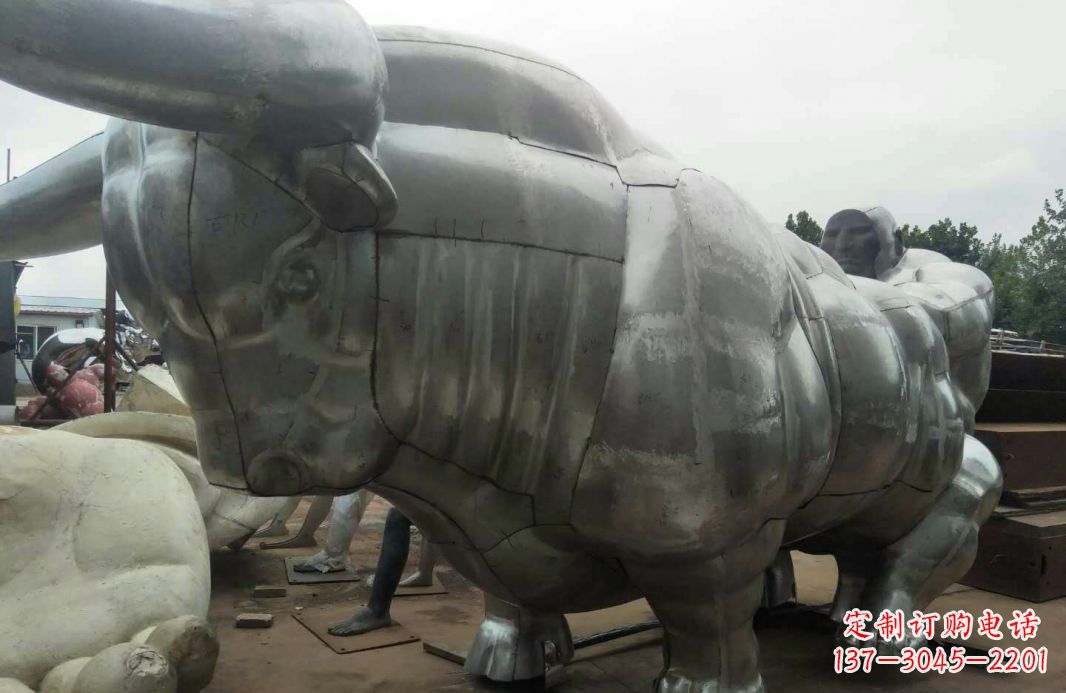 内江中领雕塑:复古拓荒牛不锈钢雕塑