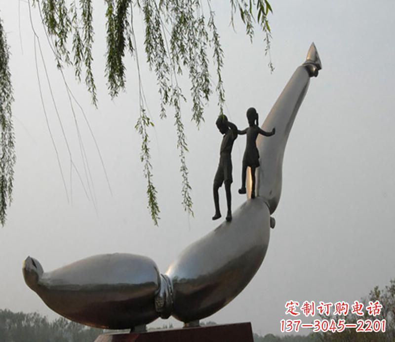 内江海豚情侣雕塑,精美绝伦,让爱沉醉于大海中