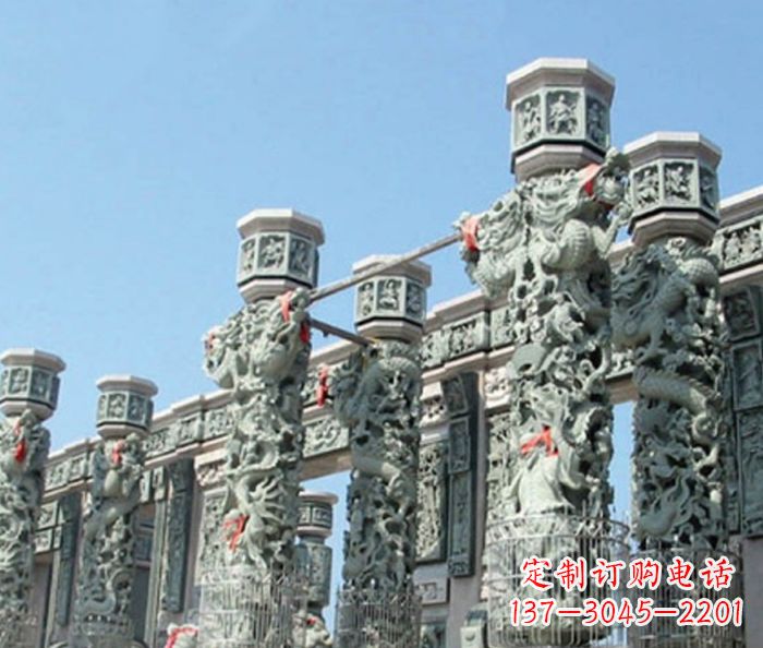 内江青石龙柱雕塑,装点热闹的广场景观