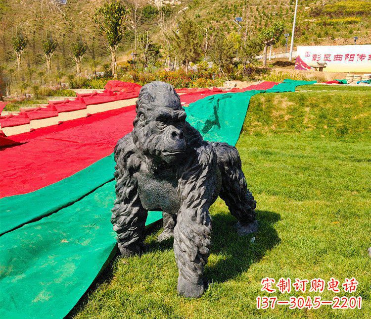 内江新颖优雅的广场铜雕行走猩猩雕塑