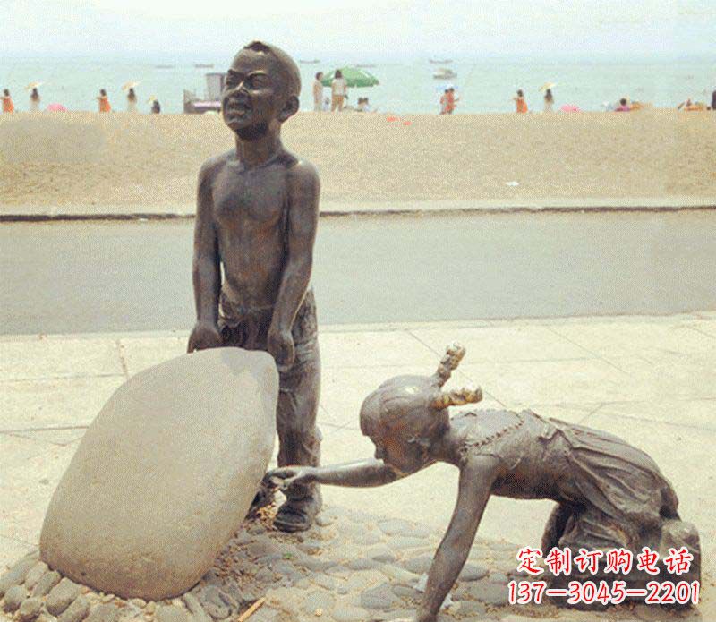 内江海边抬石头的小孩铜雕