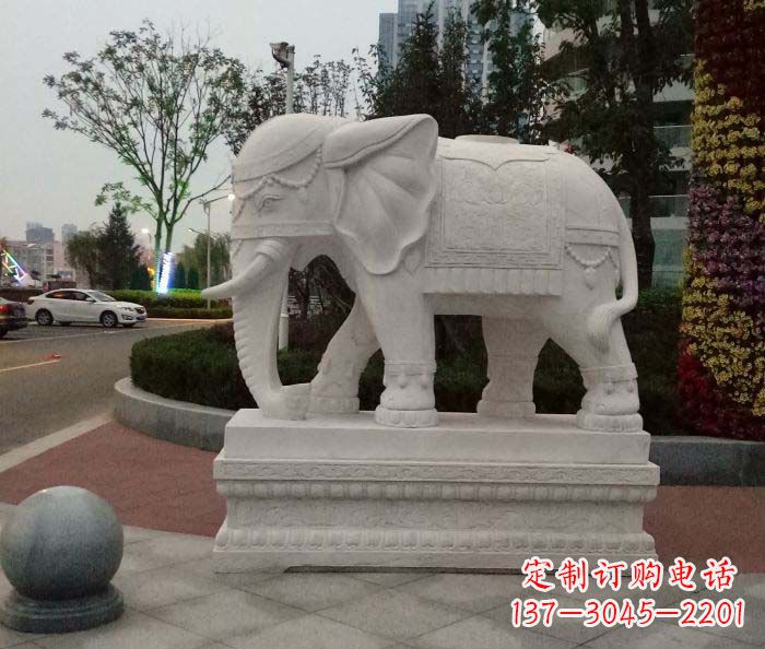 内江汉白玉头戴珠宝的大象门口招财石雕