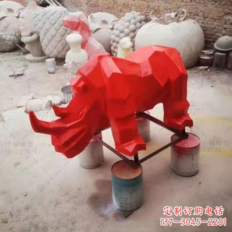 内江红色几何切面抽象犀牛雕塑