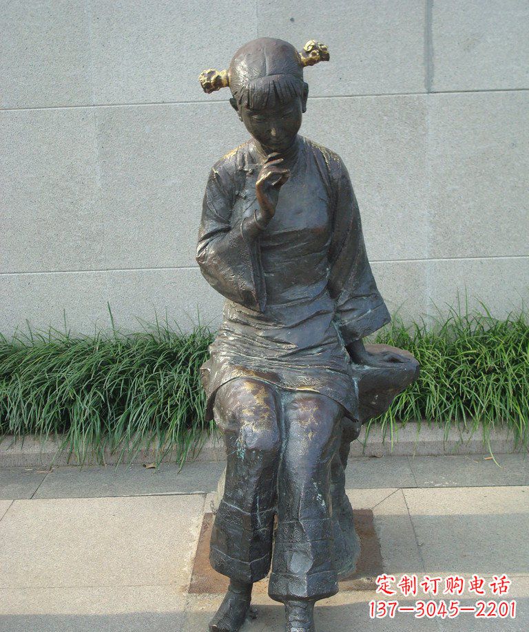 内江街边低头思考的女孩景观铜雕
