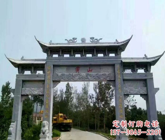 内江景区三门石雕牌楼,是一种典型的古典建筑风…