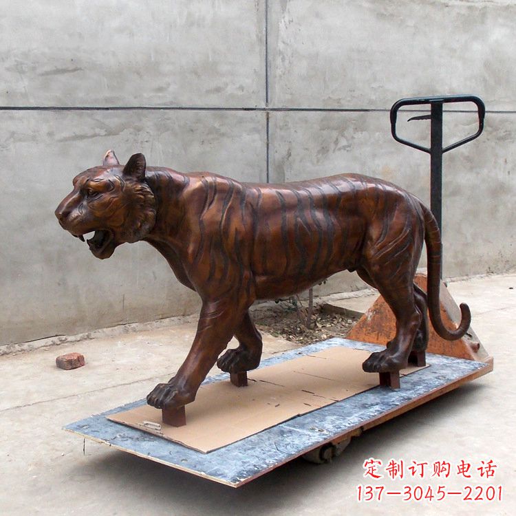 内江活力四射的老虎铜雕塑
