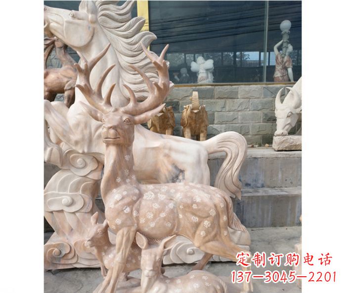 内江展现自然风采的梅花鹿石雕
