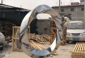 内江镜面不锈钢几何圆环雕塑，经典永恒之美