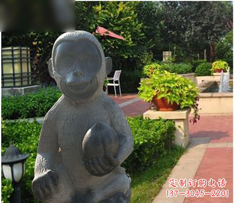 内江青石抱着桃子的小猴子石雕