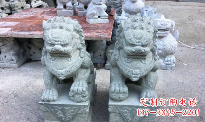 内江青石踩球狮子看门石雕