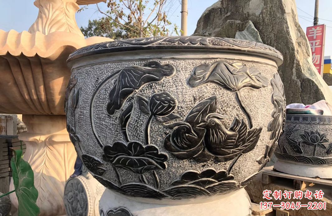 内江荷花浮雕鱼缸雕塑,让空间更加生机勃勃