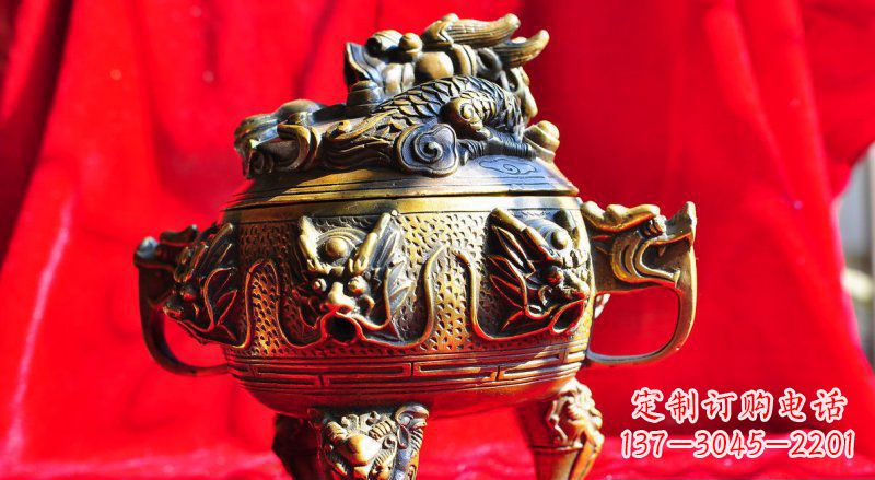 内江三足香炉铜雕，象征家庭和睦