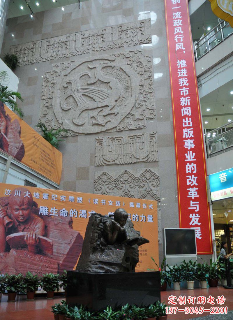 内江令人惊叹的小女孩景观铜雕